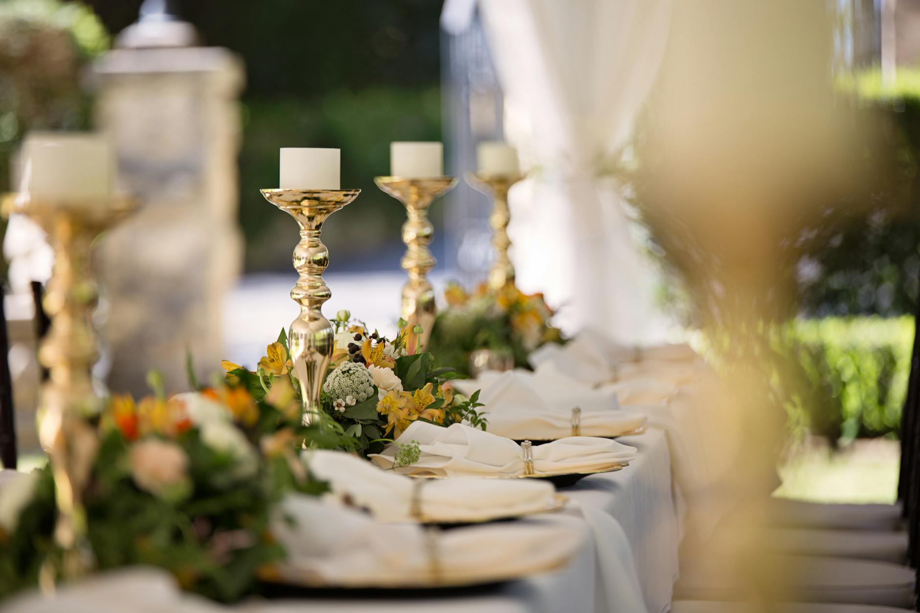Selektiver Fokus Der Kerzenhalter Auf Dem Tisch Mit Hochzeitsaufstellung