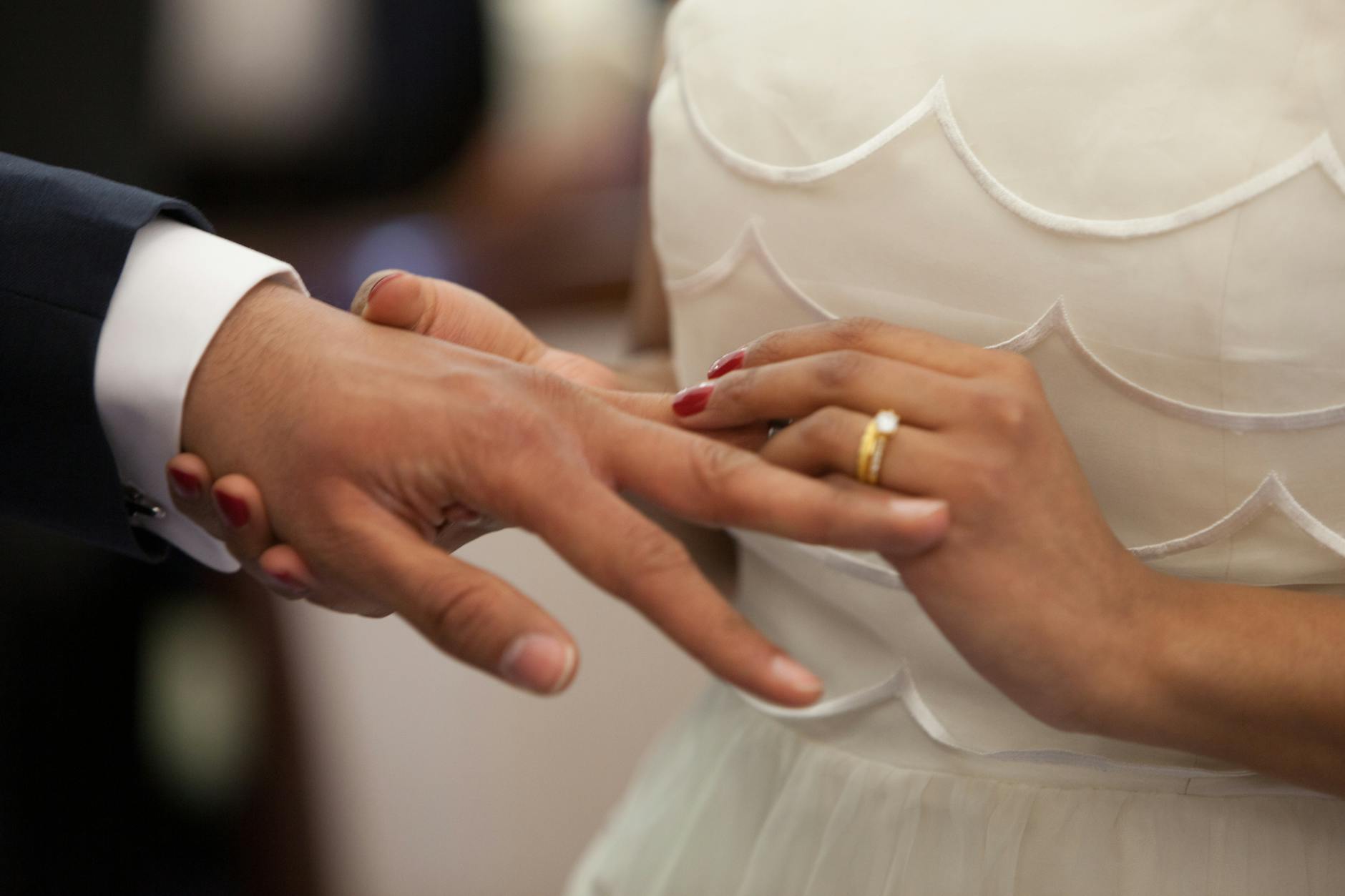 Braut, Die Einen Ring Auf Die Hand Des Bräutigams Legt