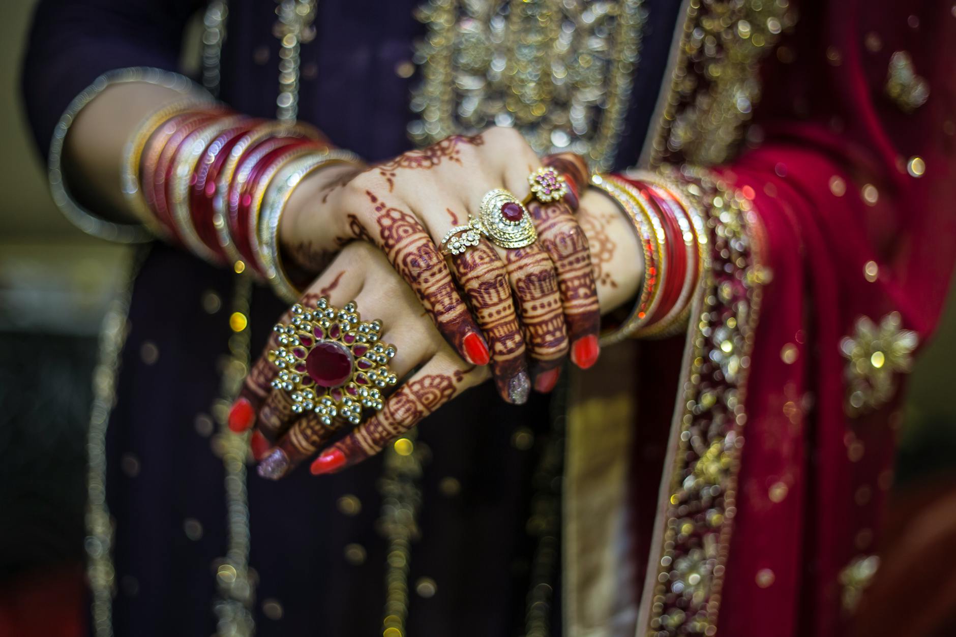 Frau, Die Rotes Und Goldenes Kleid Trägt, Das Hände Hält